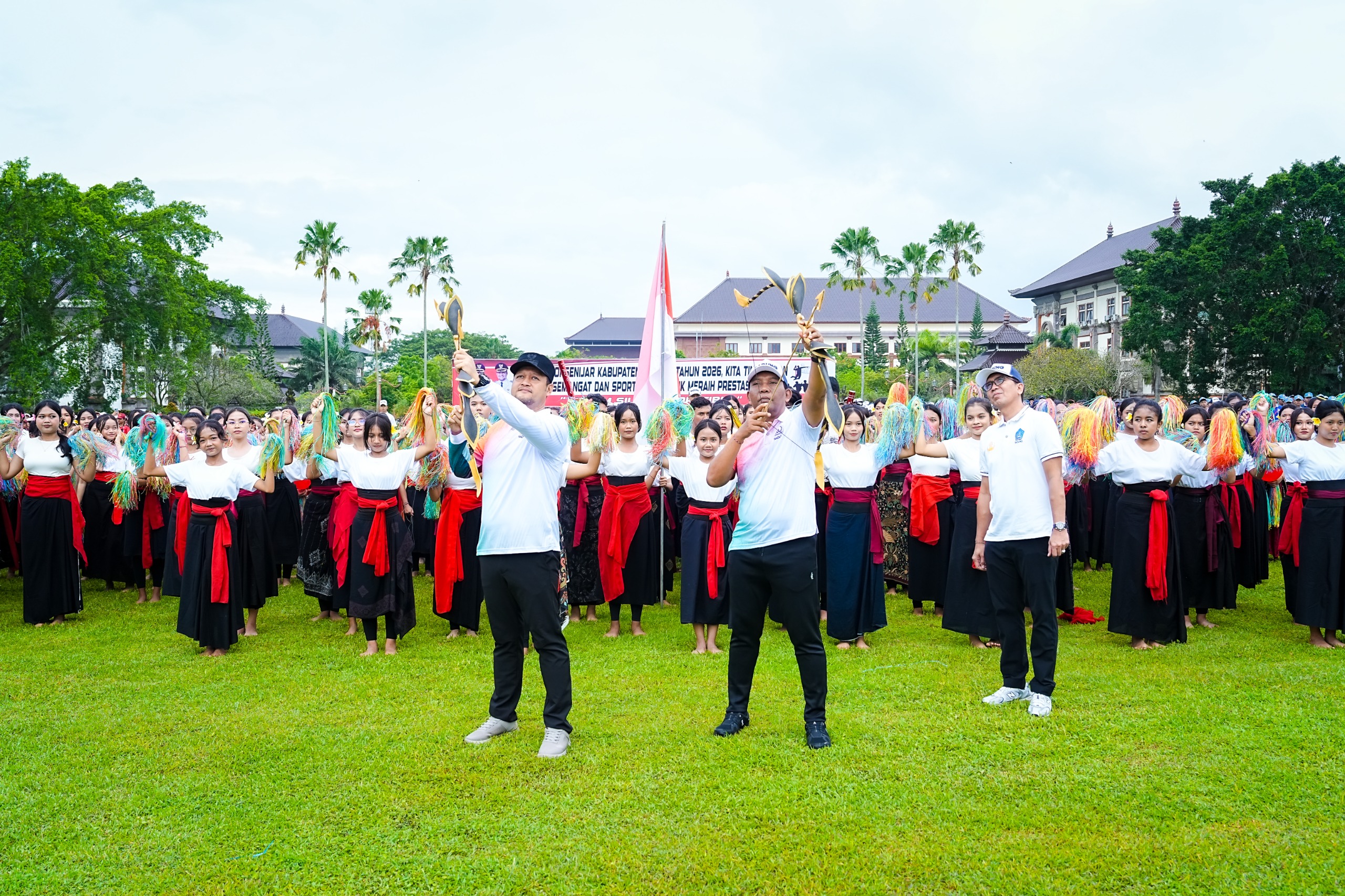 Lepaskan Panah, Wabup dan Ketua DPRD Badung Resmi Buka Porsenijar Badung 2026
