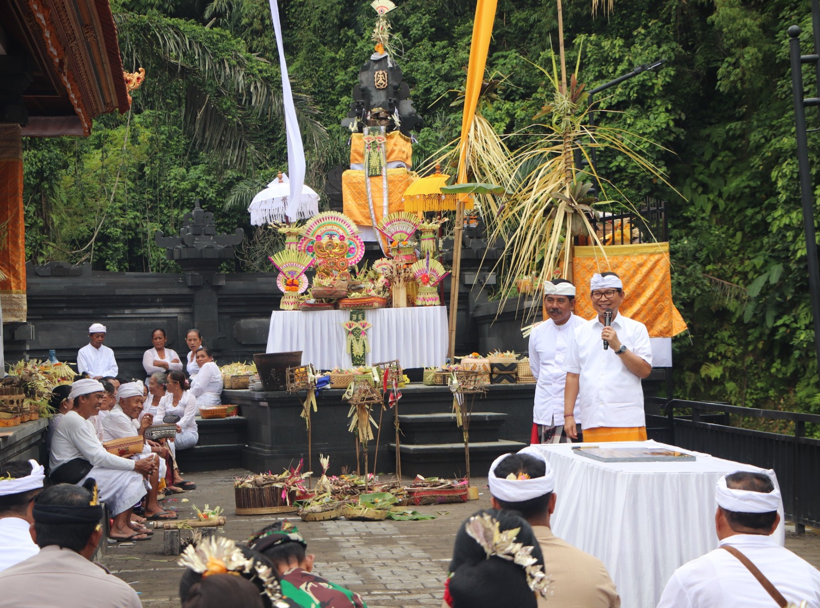 Bupati Adi Arnawa Bantu Pembangunan dan Melaspas Tempat Melasti Desa Adat Abiansemal