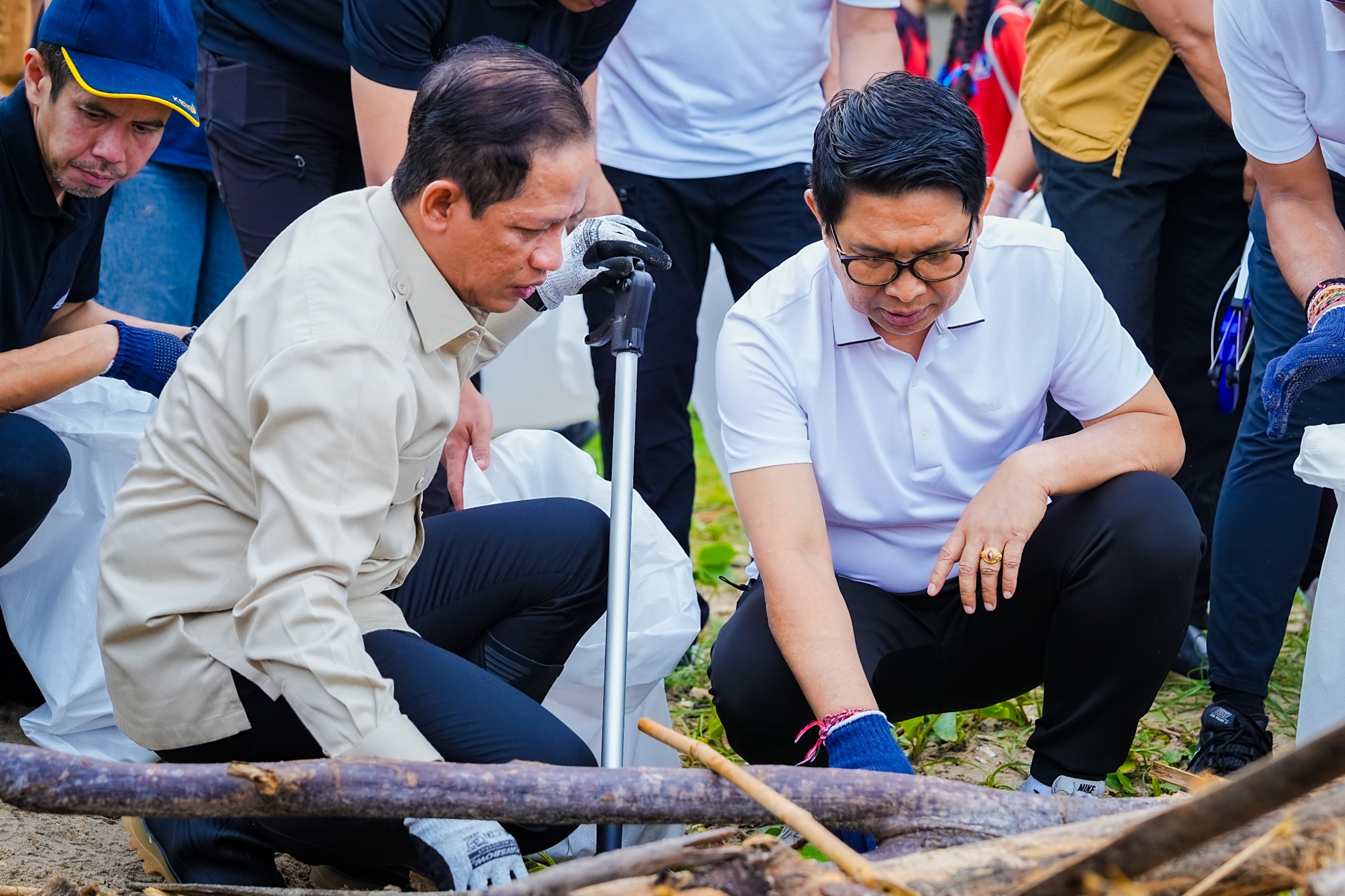Korve Aksi Bersih Sampah di Pantai Jimbaran