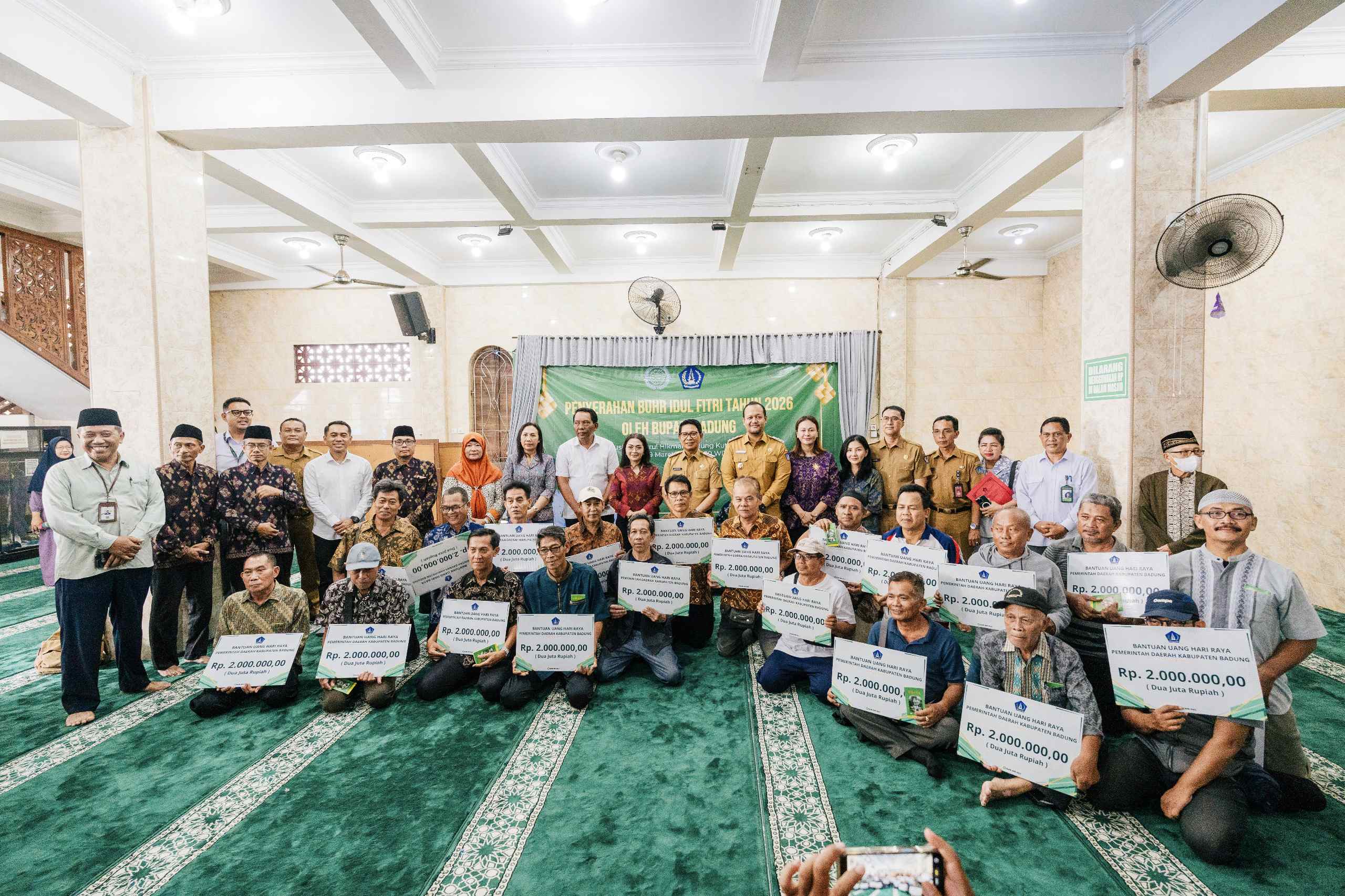 Jelang Hari Raya Idul Fitri, Bupati dan Wabup Badung Serahkan Bantuan Rp. 2 Juta/KK Untuk Umat Islam