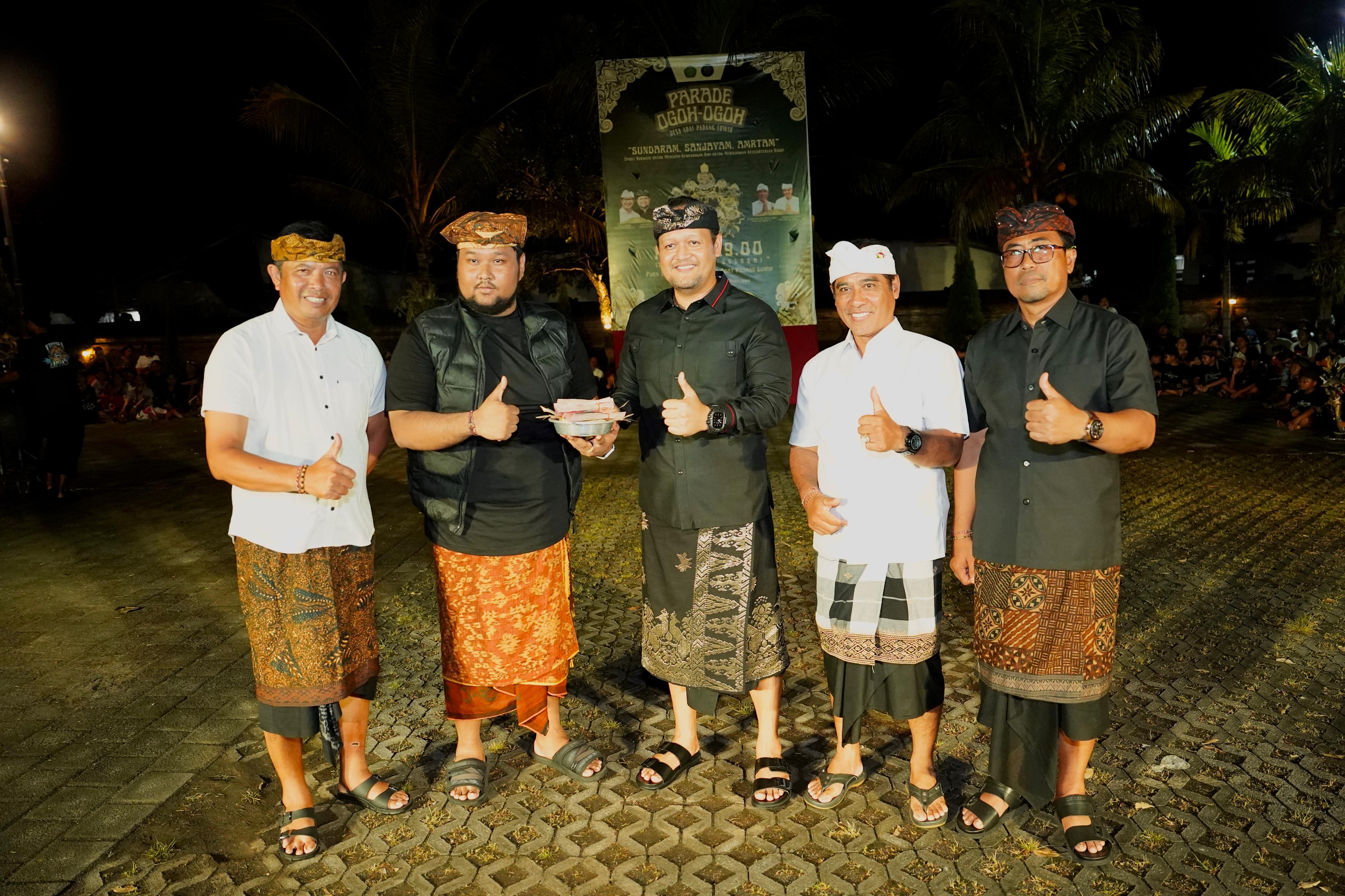 Parade Ogoh-Ogoh Desa Adat Padang Luwih