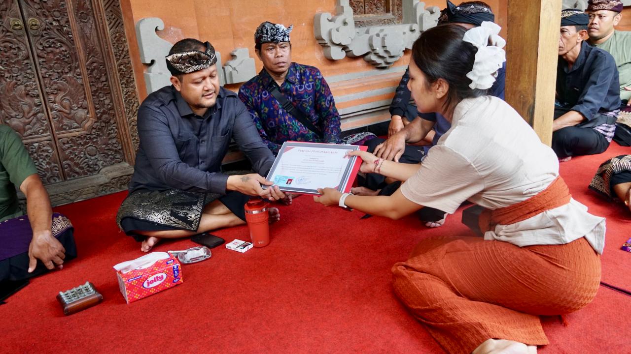 Wabup. Badung Serahkan Penghargaan Tertib Administrasi Akte Kematian di Pererenan