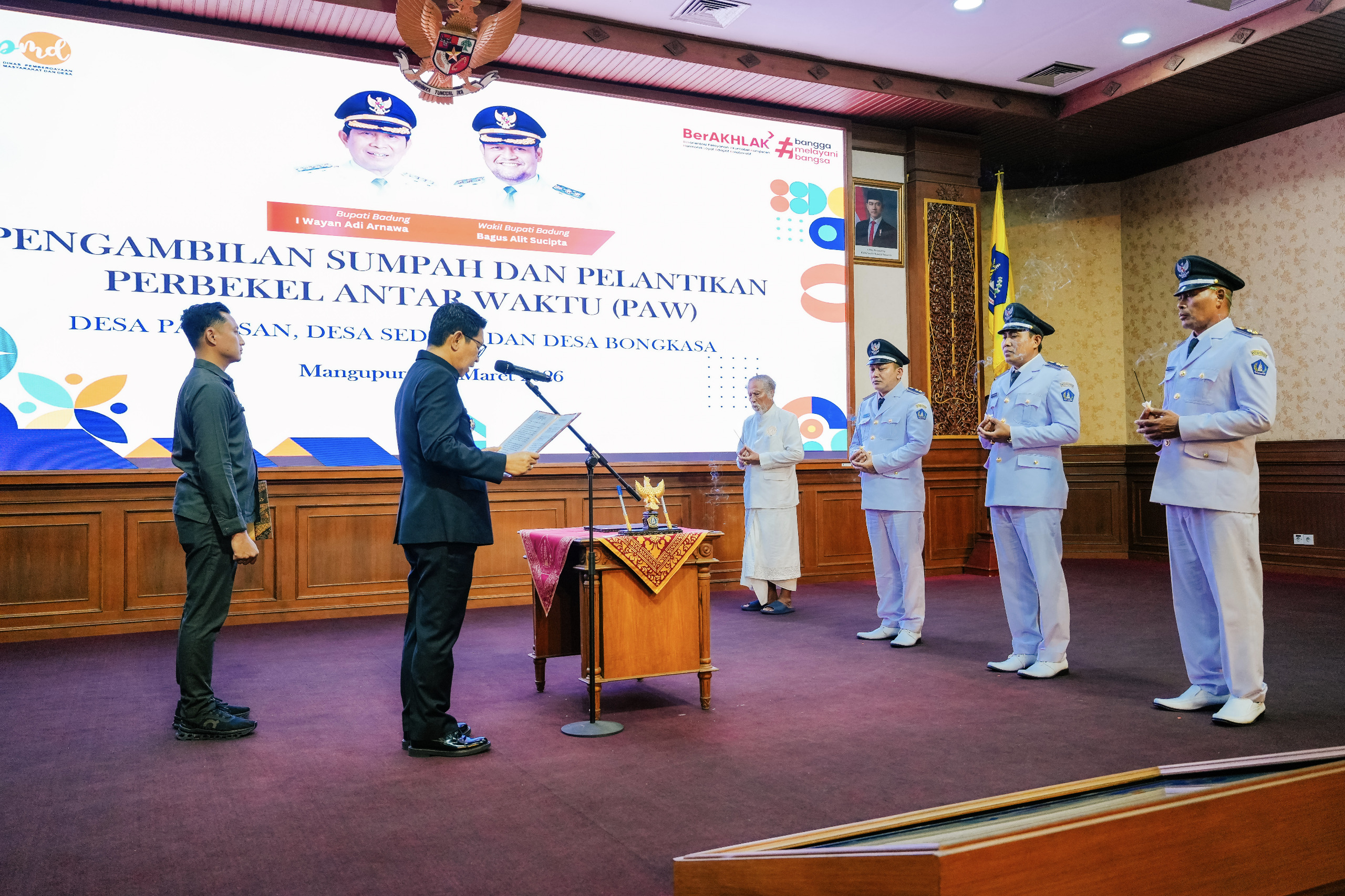 Bupati Adi Arnawa Lantik Perbekel Antar Waktu