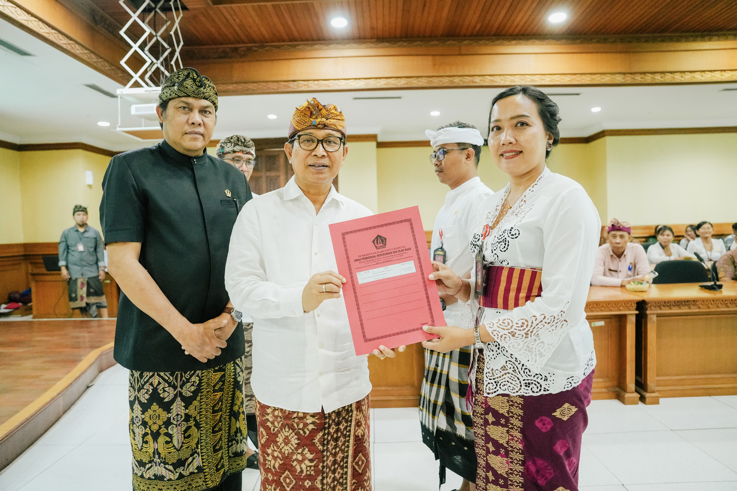 Serahkan SK 25 Kepala Sekolah, Bupati Adi Arnawa Tekankan Integritas dan Peningkatan Mutu Pendidikan