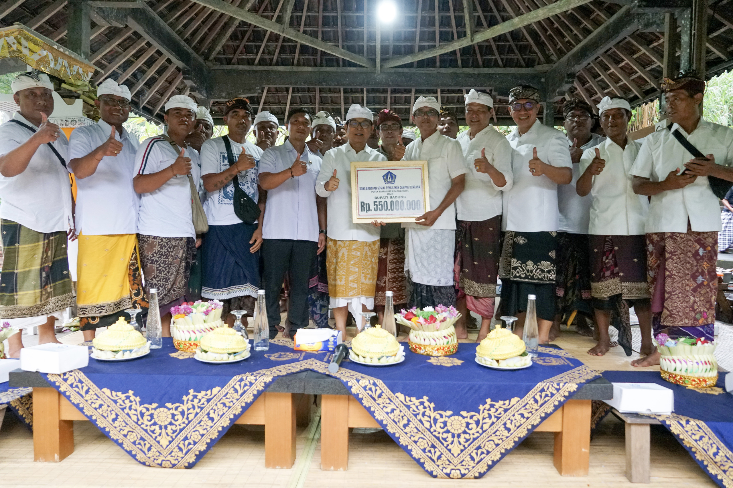 Bupati Serahkan Bantuan Pemulihan Dampak Bencana