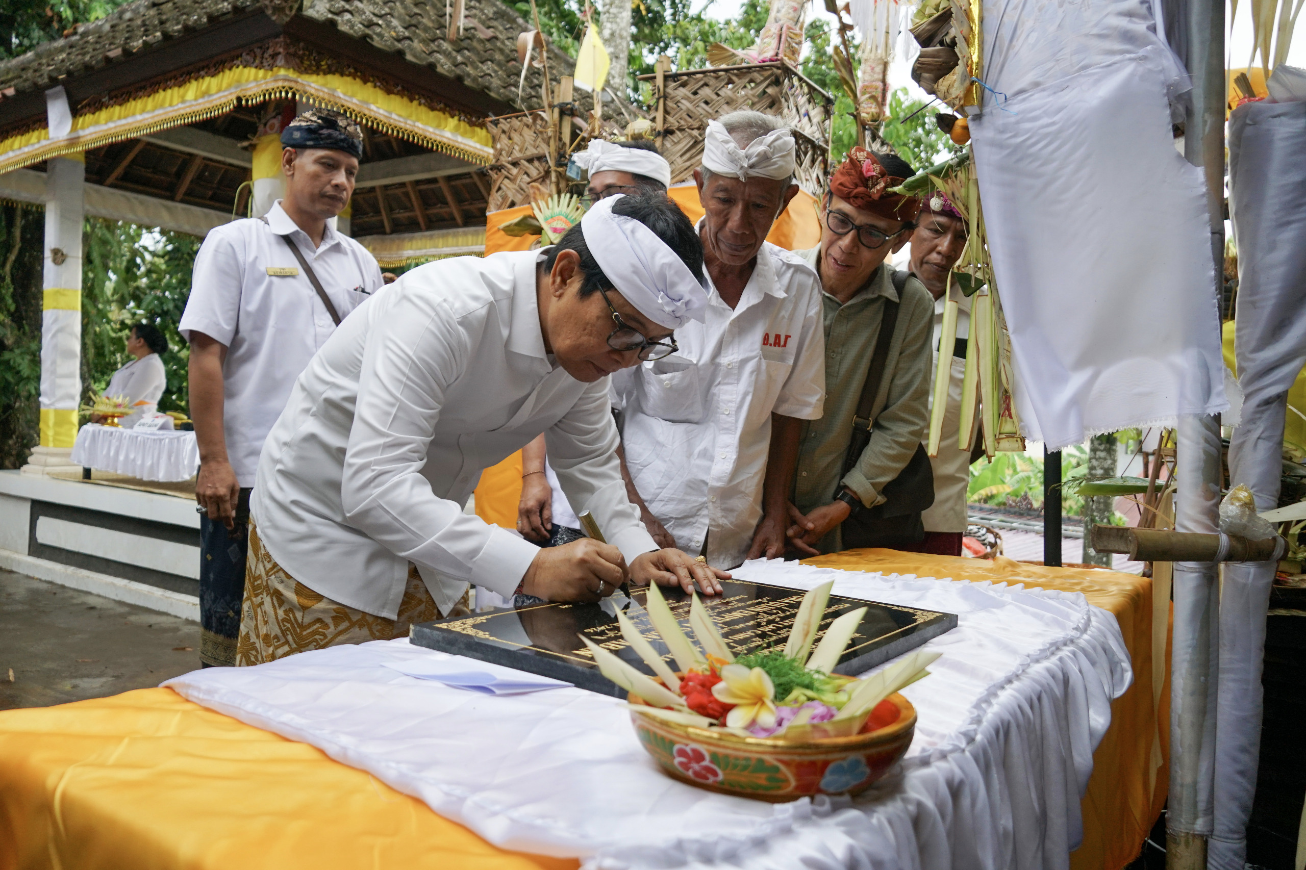 Bupati Nodya Karya Ngenteg Linggih di Pura Ulun Empelan Subak Aban