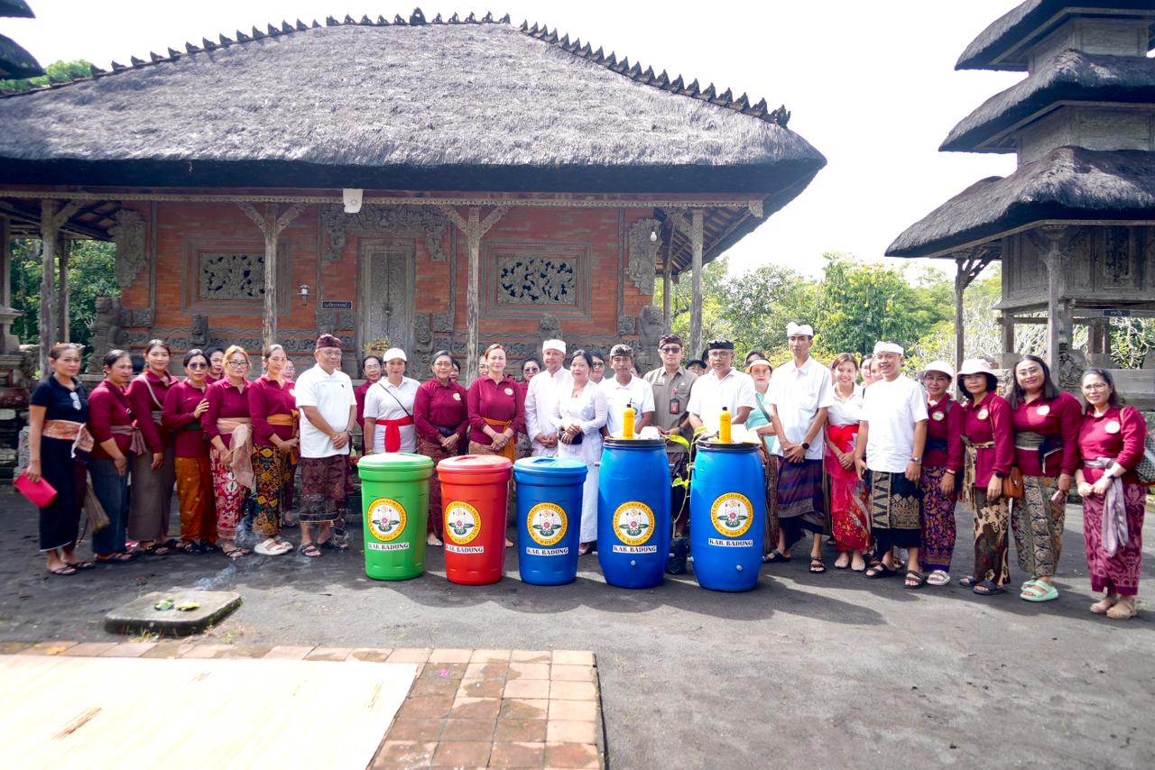 WHDI Badung Gelar Aksi Sosial dan Lingkungan di Pura Taman Ayun