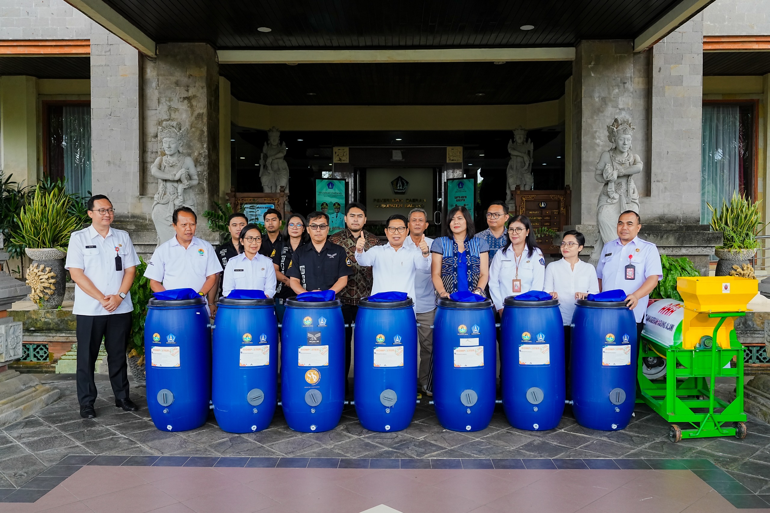 Bupati Terima Bantuan Tong Komposter Program TJSP Badung