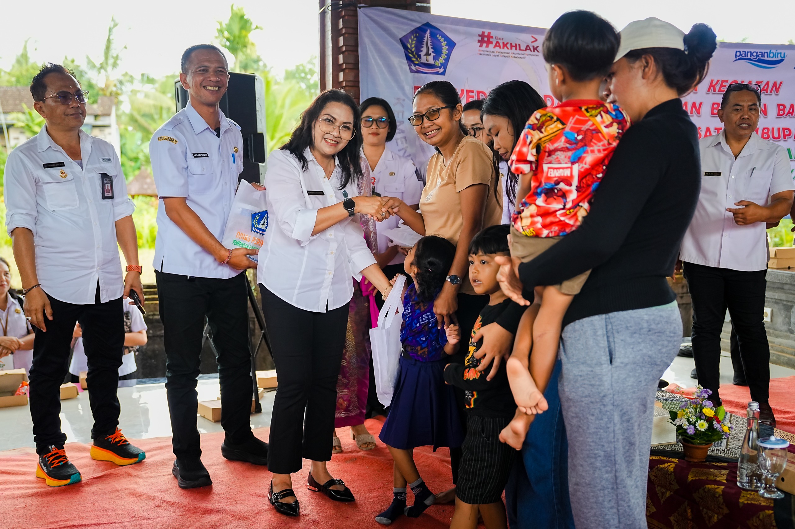 TP. PKK Badung Salurkan 200 Paket Olahan Ikan di Desa Getasan