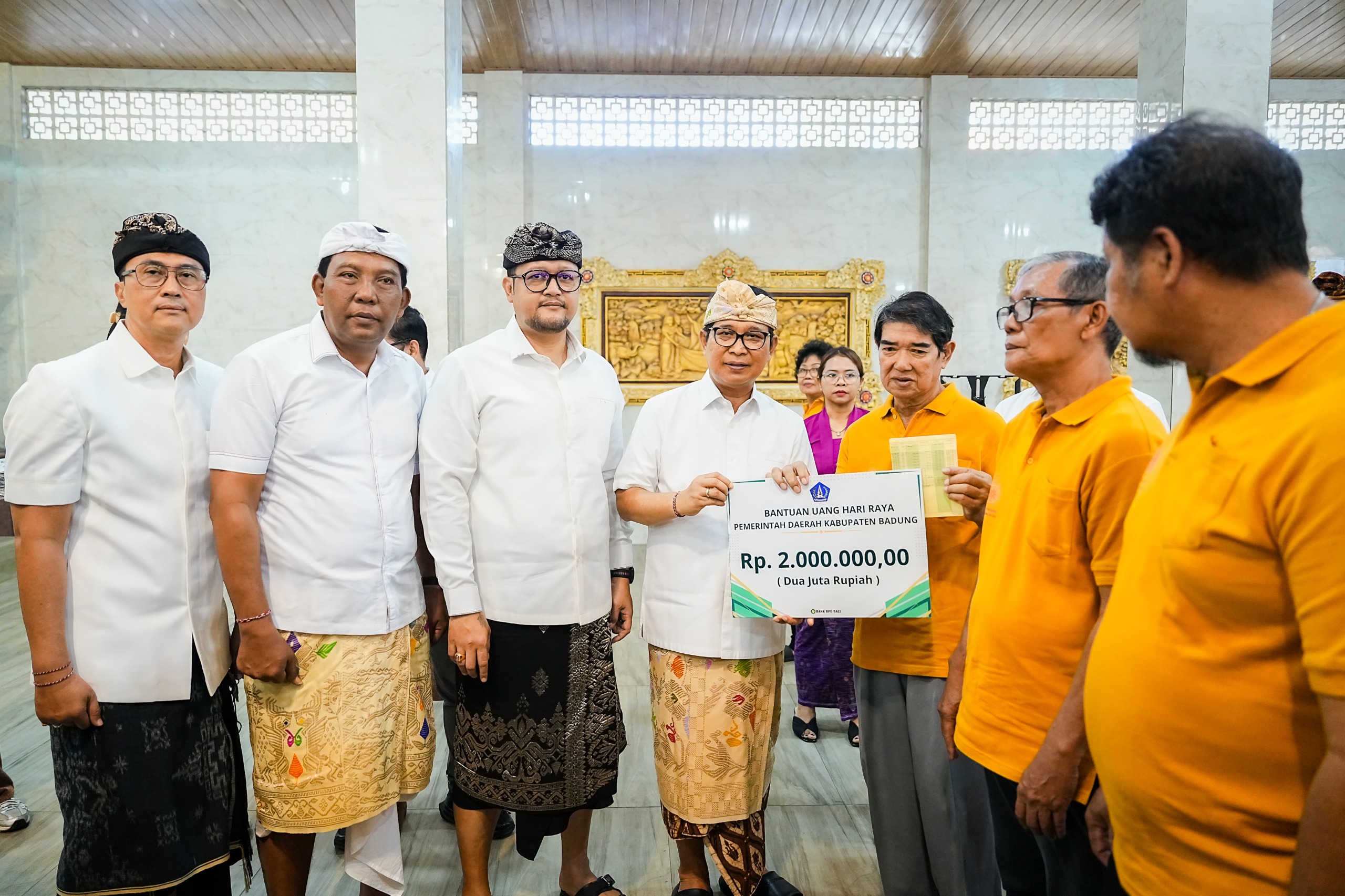 Salurkan Bansos Hari Raya Waisak Untuk Umat Buddha