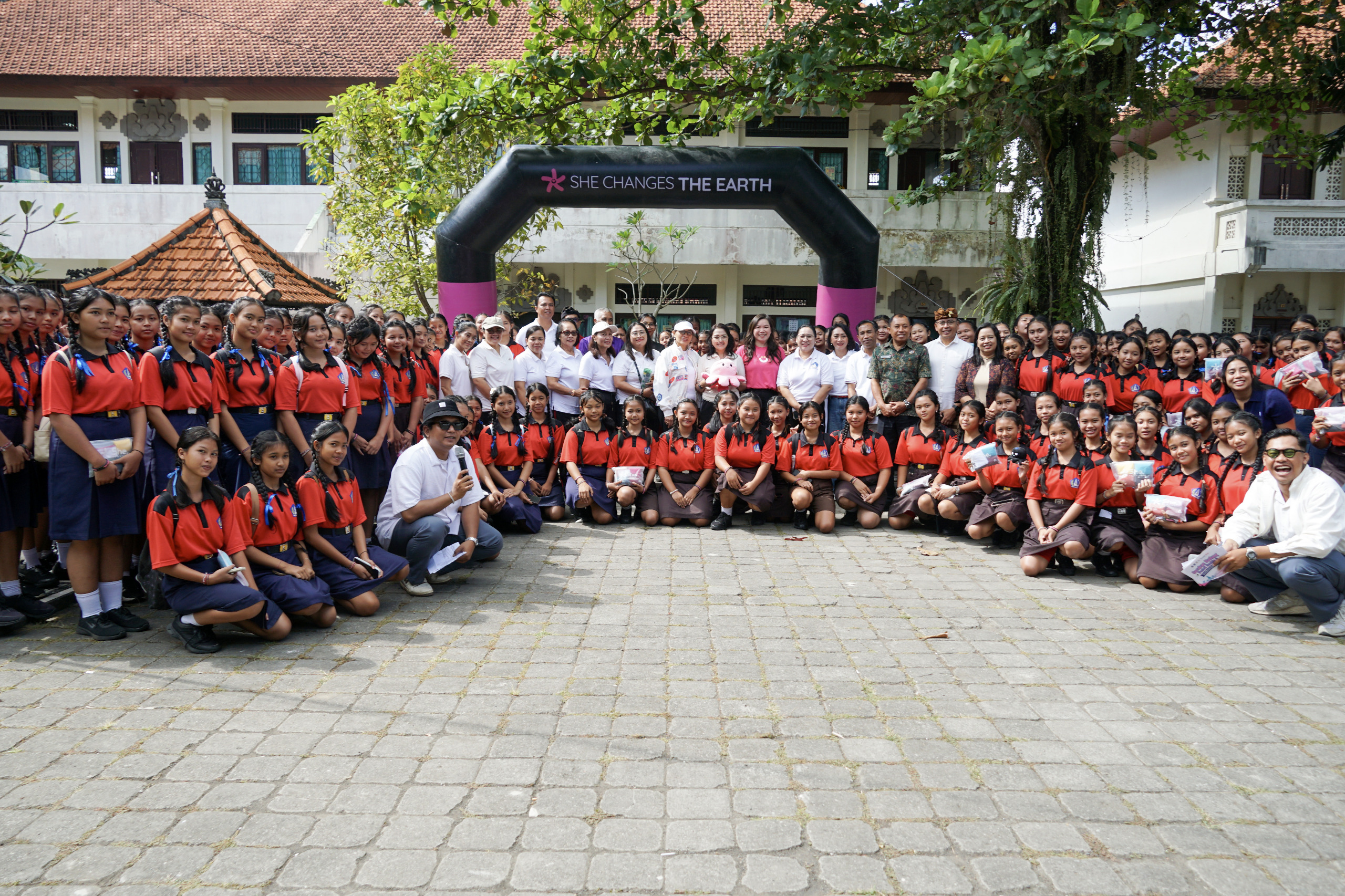 Pemkab Badung dan TP. PKK Gelar Sosialisasi Gerakan Peduli Residu dan Anti Narkoba di SMPN 1 Mengwi