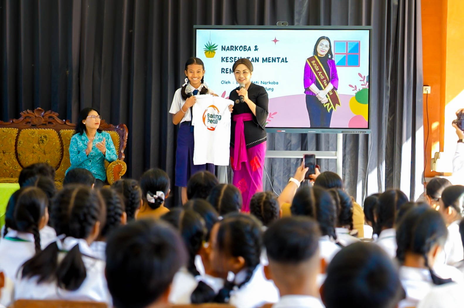 Bunda Anti Narkoba Badung Sosialisasikan Gerakan Anti Narkoba di SMPN 4 Petang