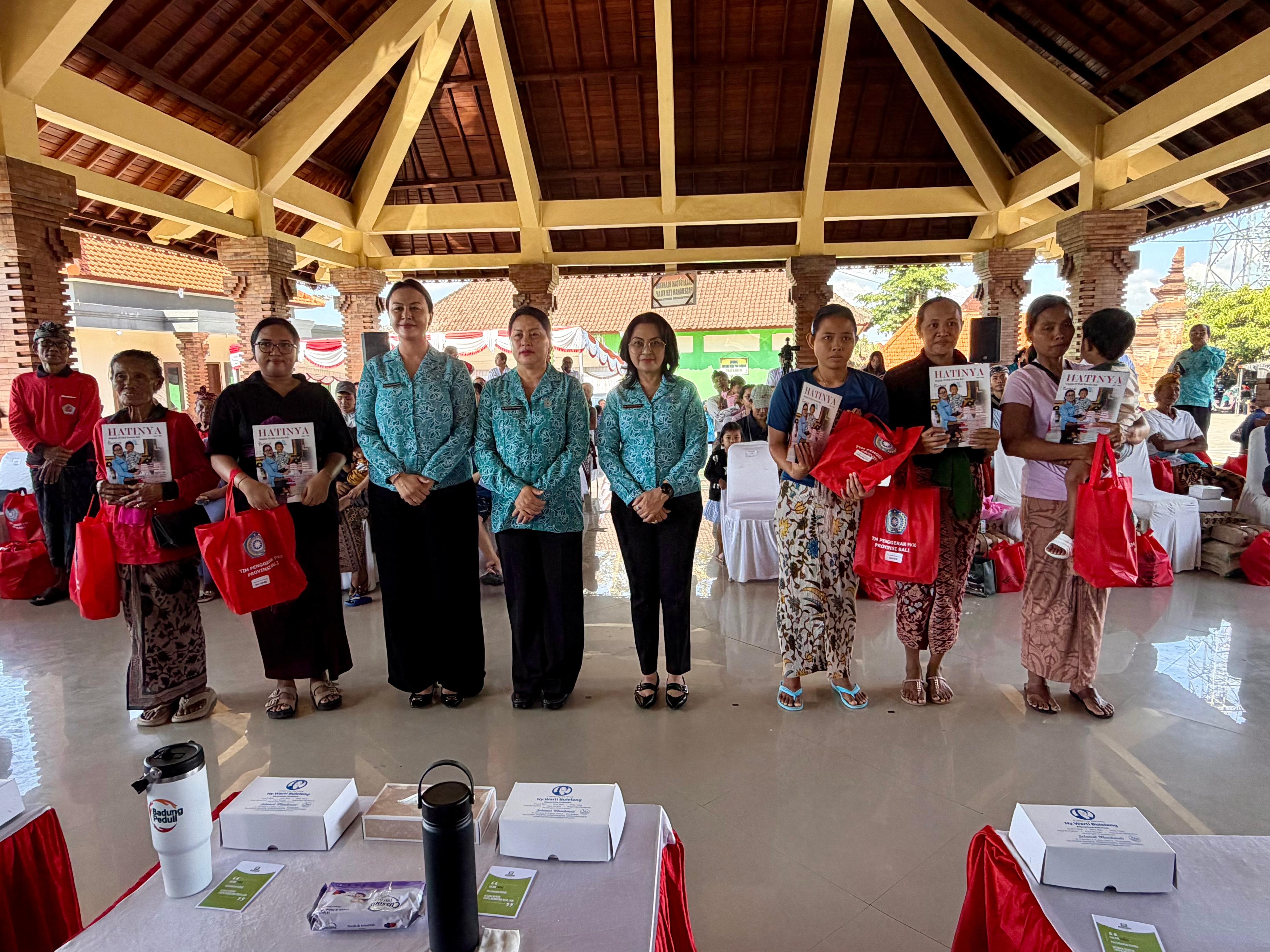 TP. PKK Badung Bersinergi dengan TP. PKK Provinsi Bali Salurkan Bantuan di Tiga Desa