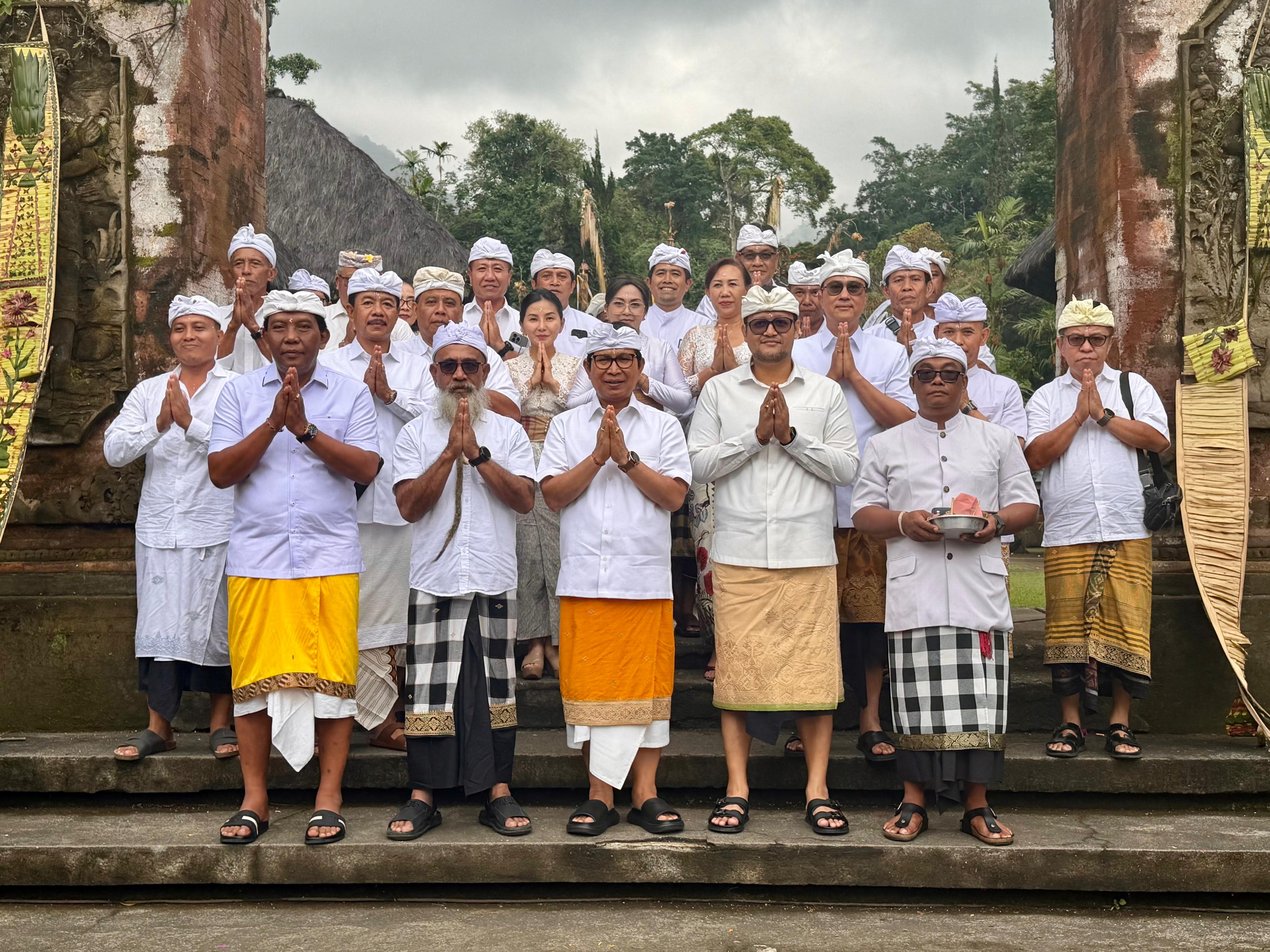 Bhakti Penganyaran Pemkab Badung di Pura Luhur Batukau