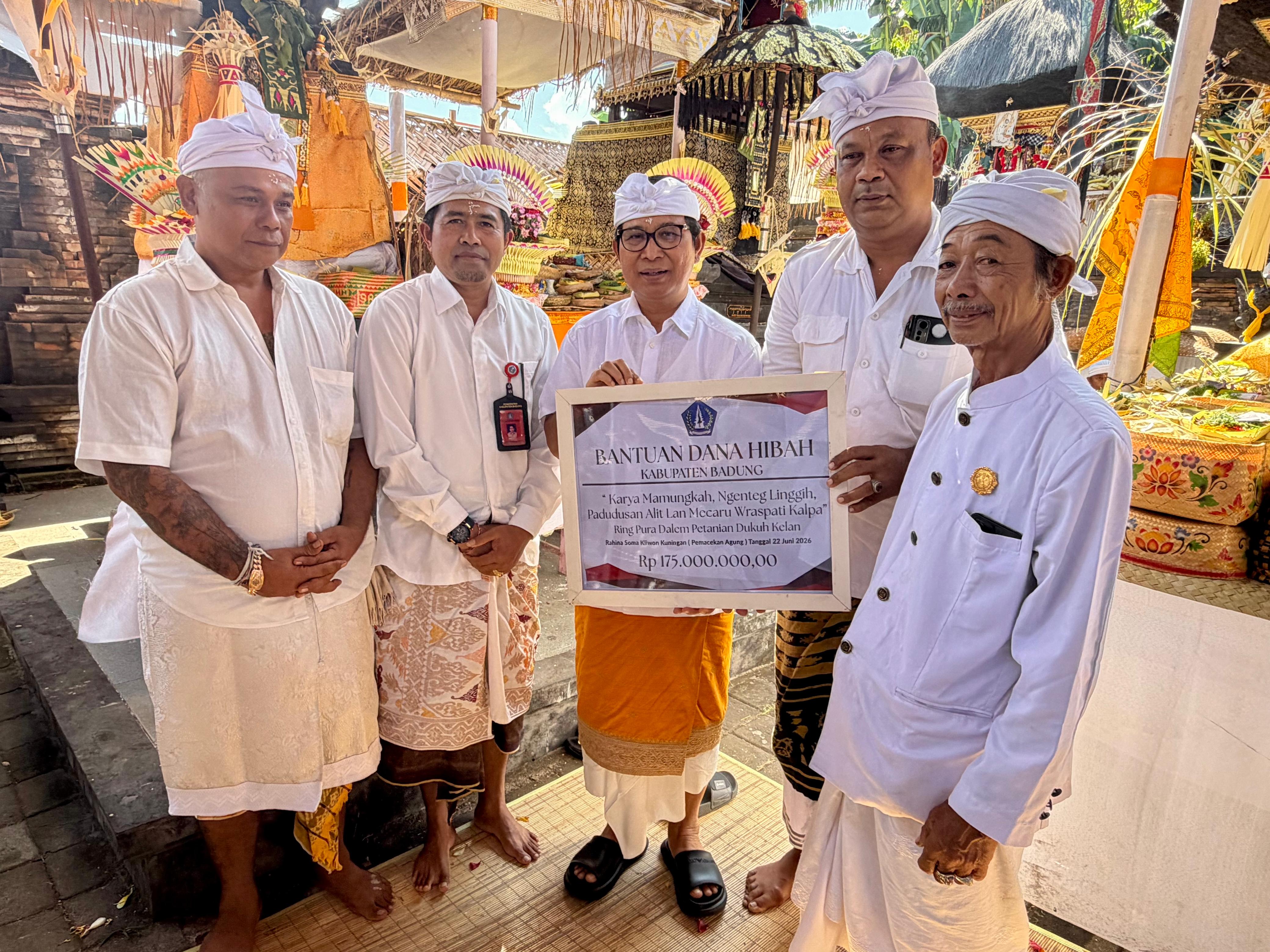 Bupati Adi Arnawa Upasaksi Puncak Karya di Desa Adat Kelan