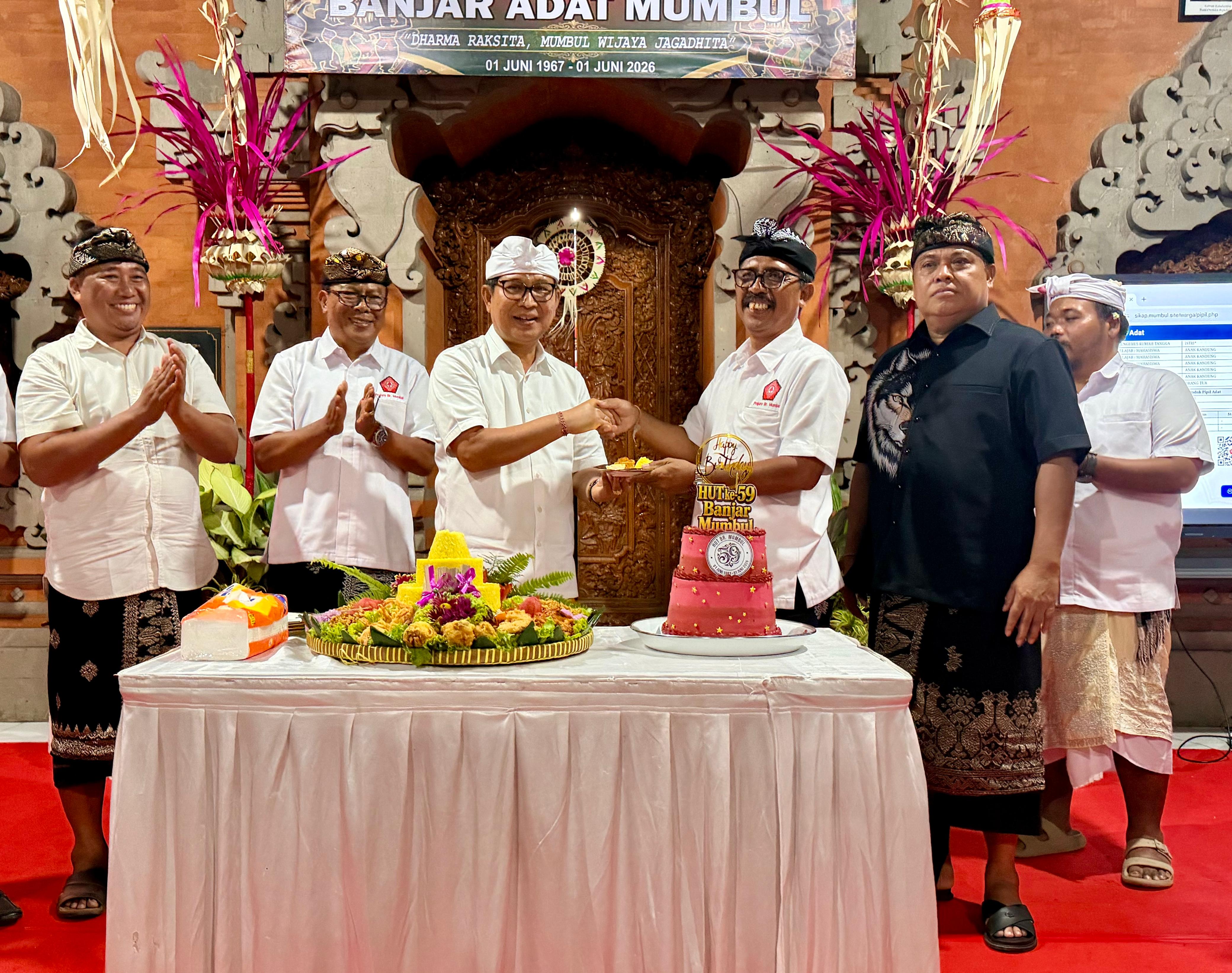 Bupati Adi Arnawa Potong Tumpeng Perayaan HUT Ke-59 Banjar Mumbul
