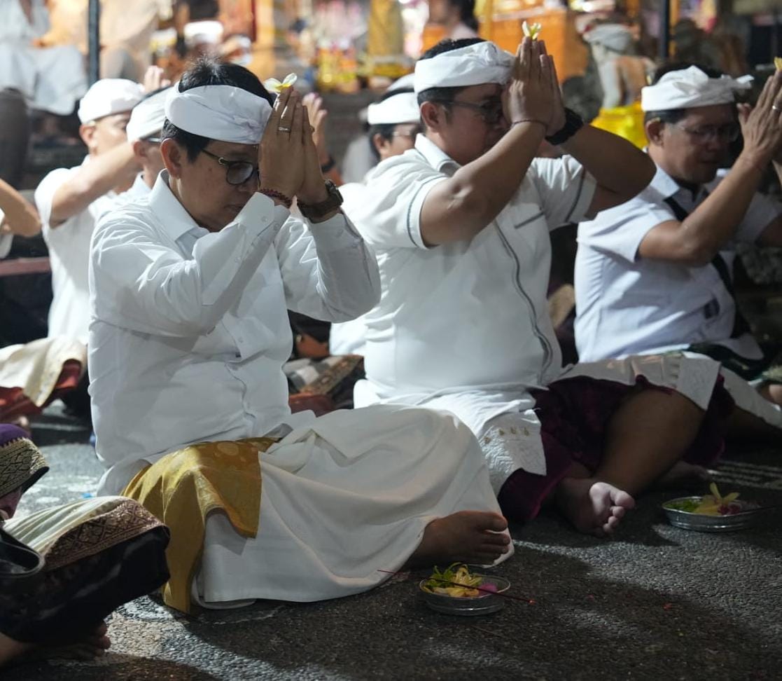 Bupati Badung Hadiri Tiga Pujawali di Darmasaba