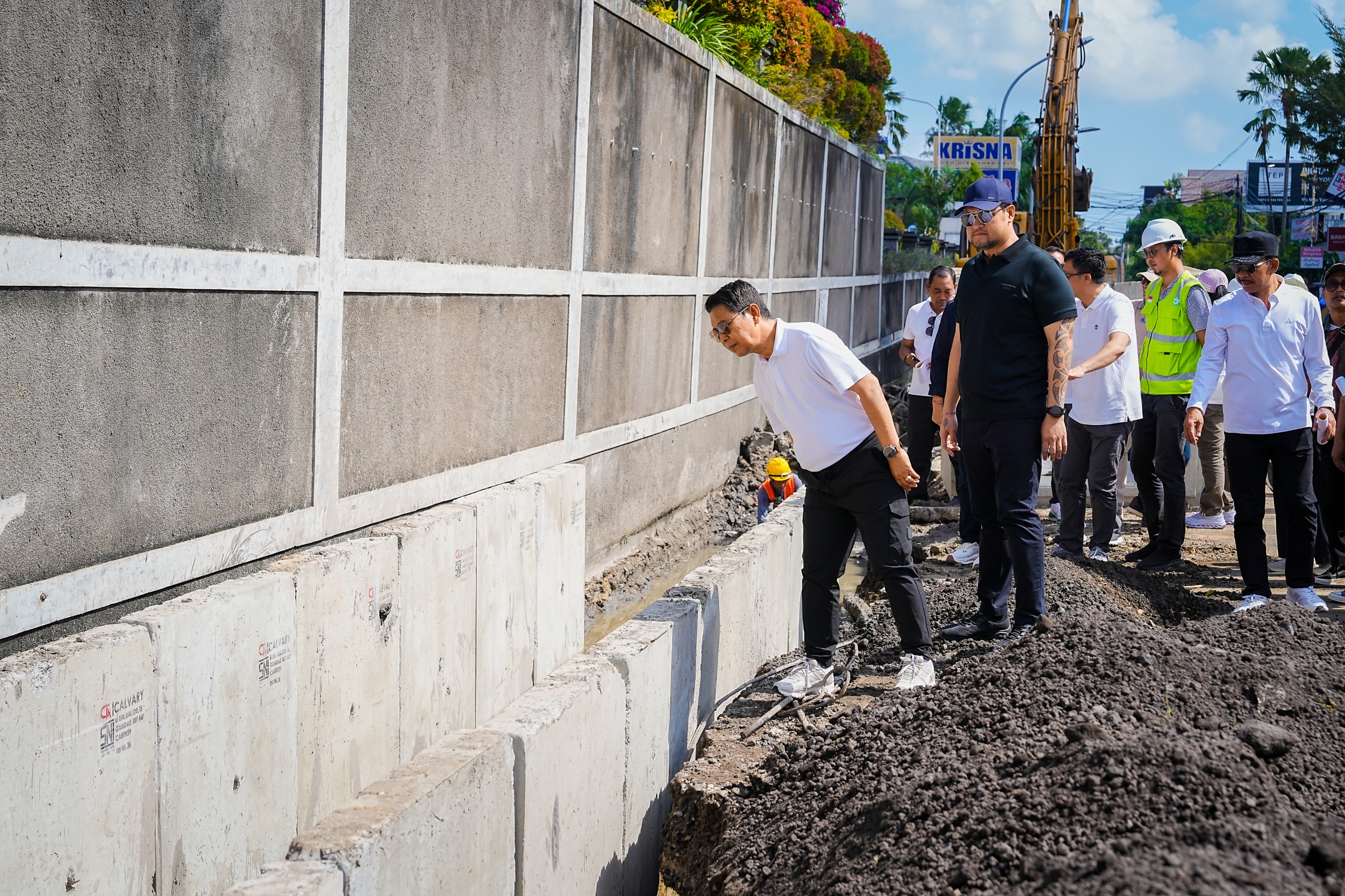 Bupati Adi Arnawa dan Wabup Bagus Alit Sucipta Tinjau Proyek Strategis Pengendali Banjir di Kuta