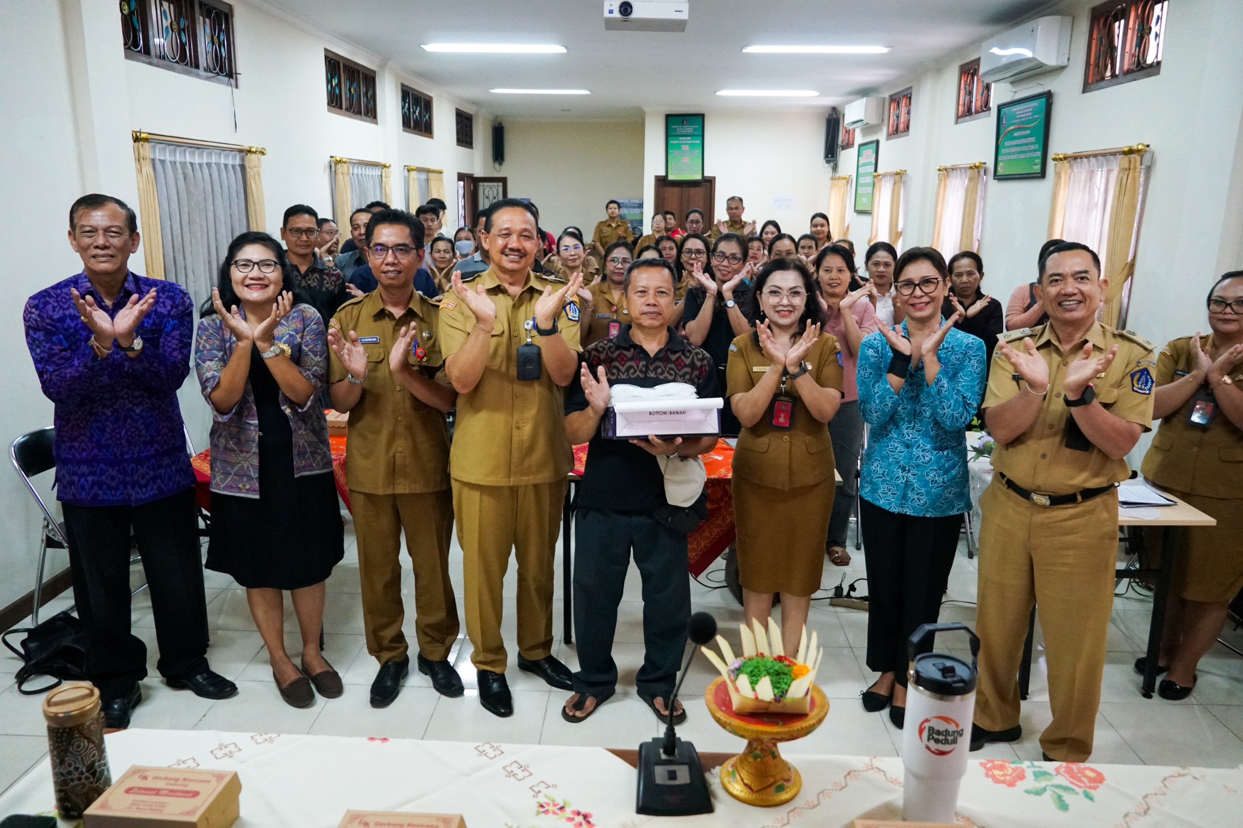 Serahkan Bantuan Alat Pengemasan kepada Pelaku IKM
