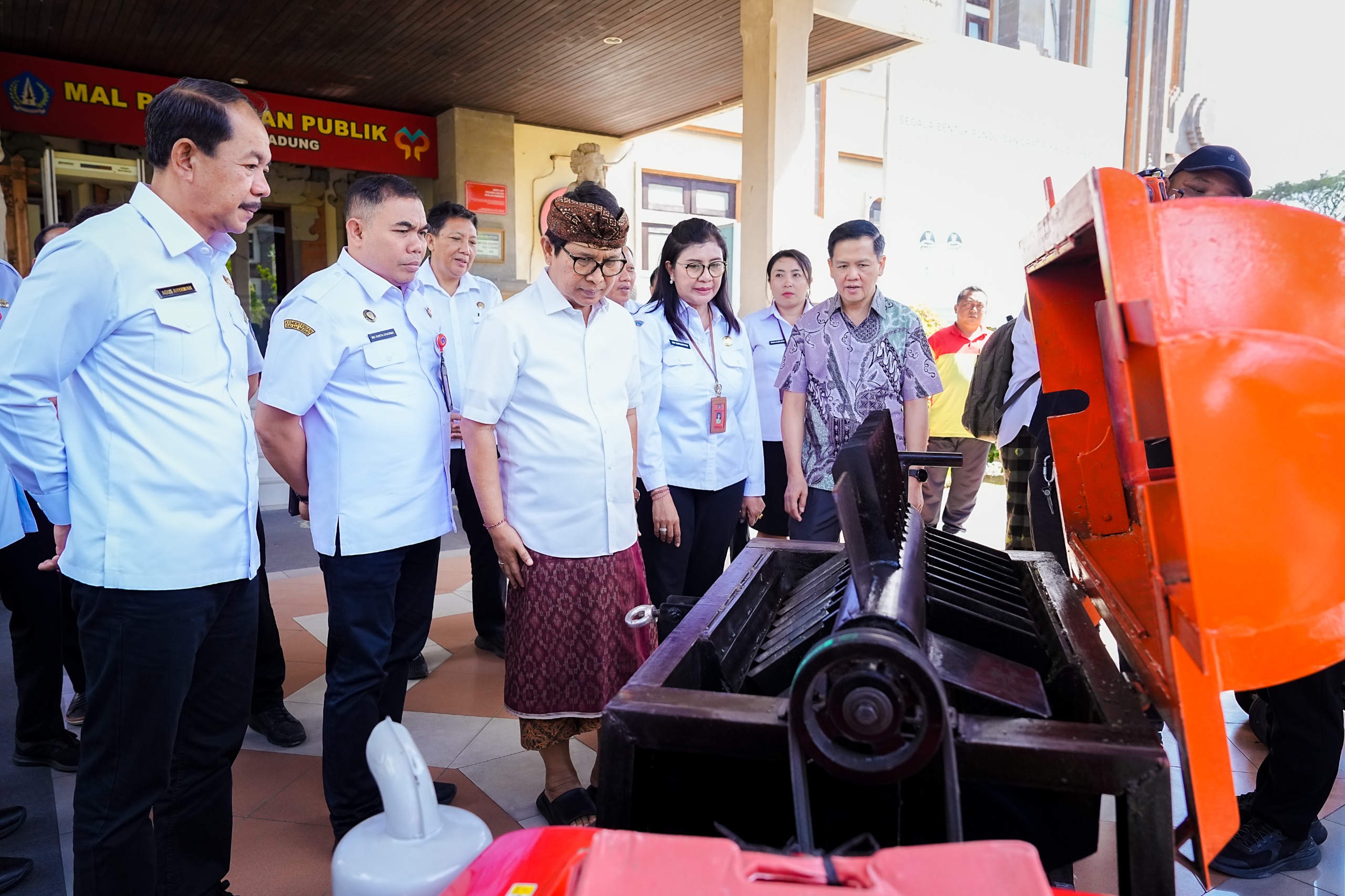 Terima Bantuan TJSP CSR Dua Unit Mesin Pencacah Sampah Organik
