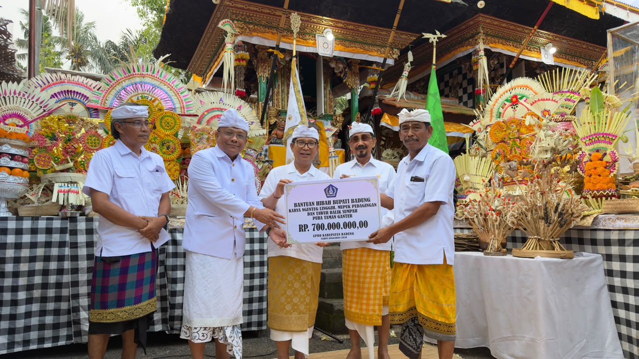 Bupati Adi Arnawa Upasaksi Puncak Karya di Pura Taman Ganter