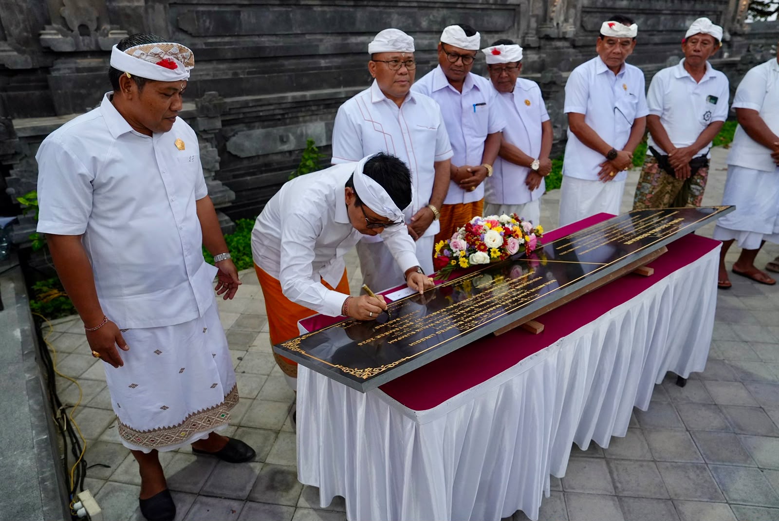 Karya Agung di Pura Segara Bengiat, Bupati Tandatangani Prasasti
