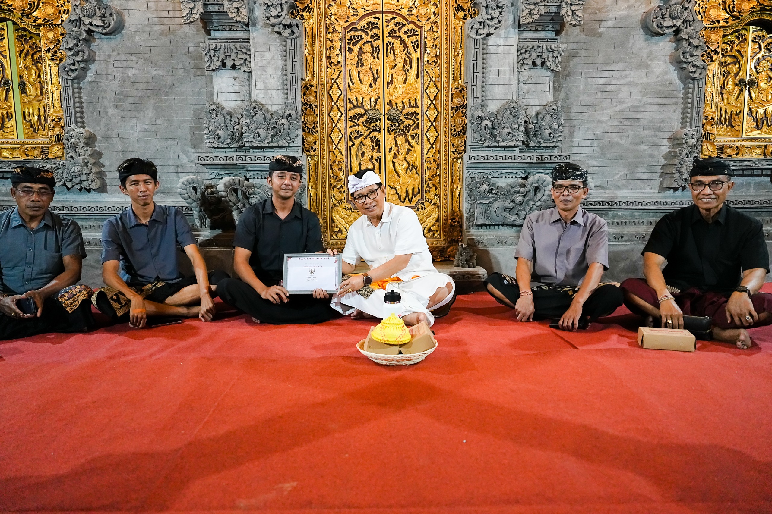 Penghargaan Tertib Administrasi Kependudukan kepada Ahli Waris di Sading