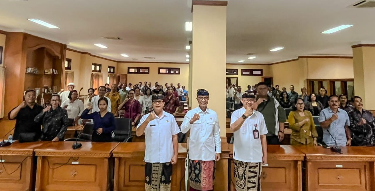 Asisten Administrasi Umum Badung Serahkan Santunan Kepada Pensiunan dan Ahli Waris ASN