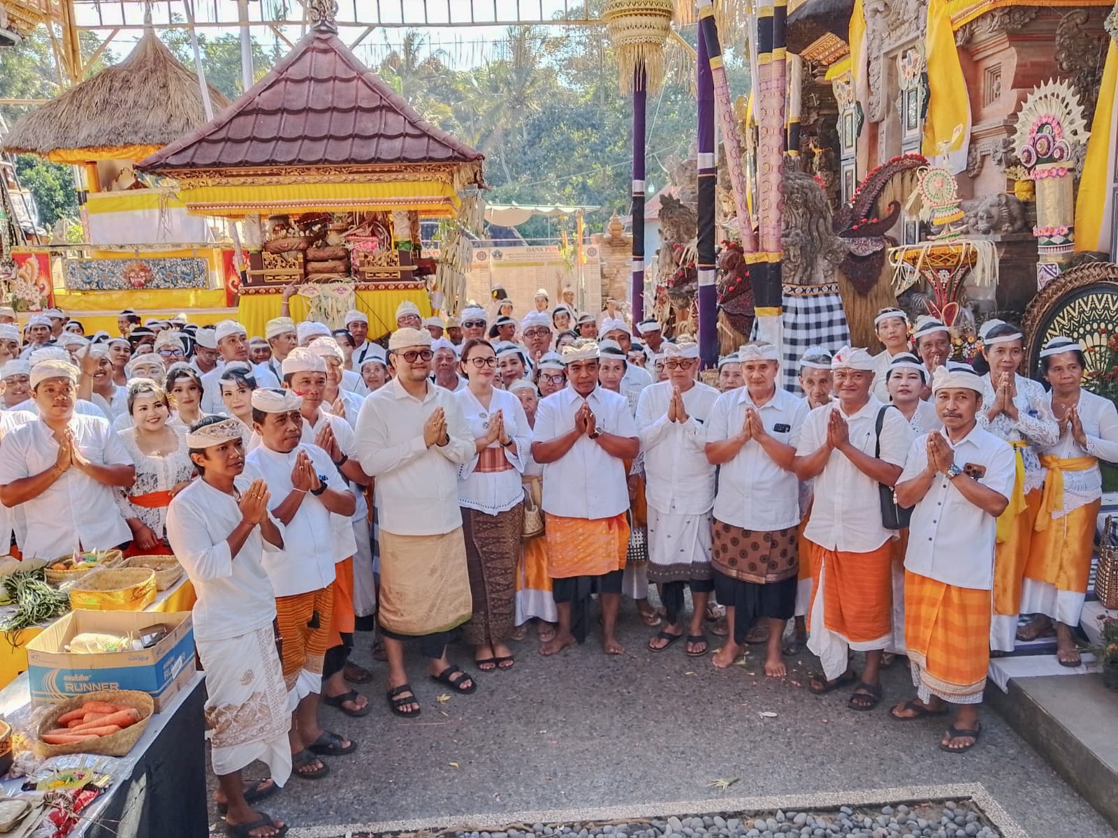 Wabup Bagus Alit Sucipta Upasaksi Puncak Piodalan Padudusan Agung di Pura Dalem Desa Adat Ambengan
