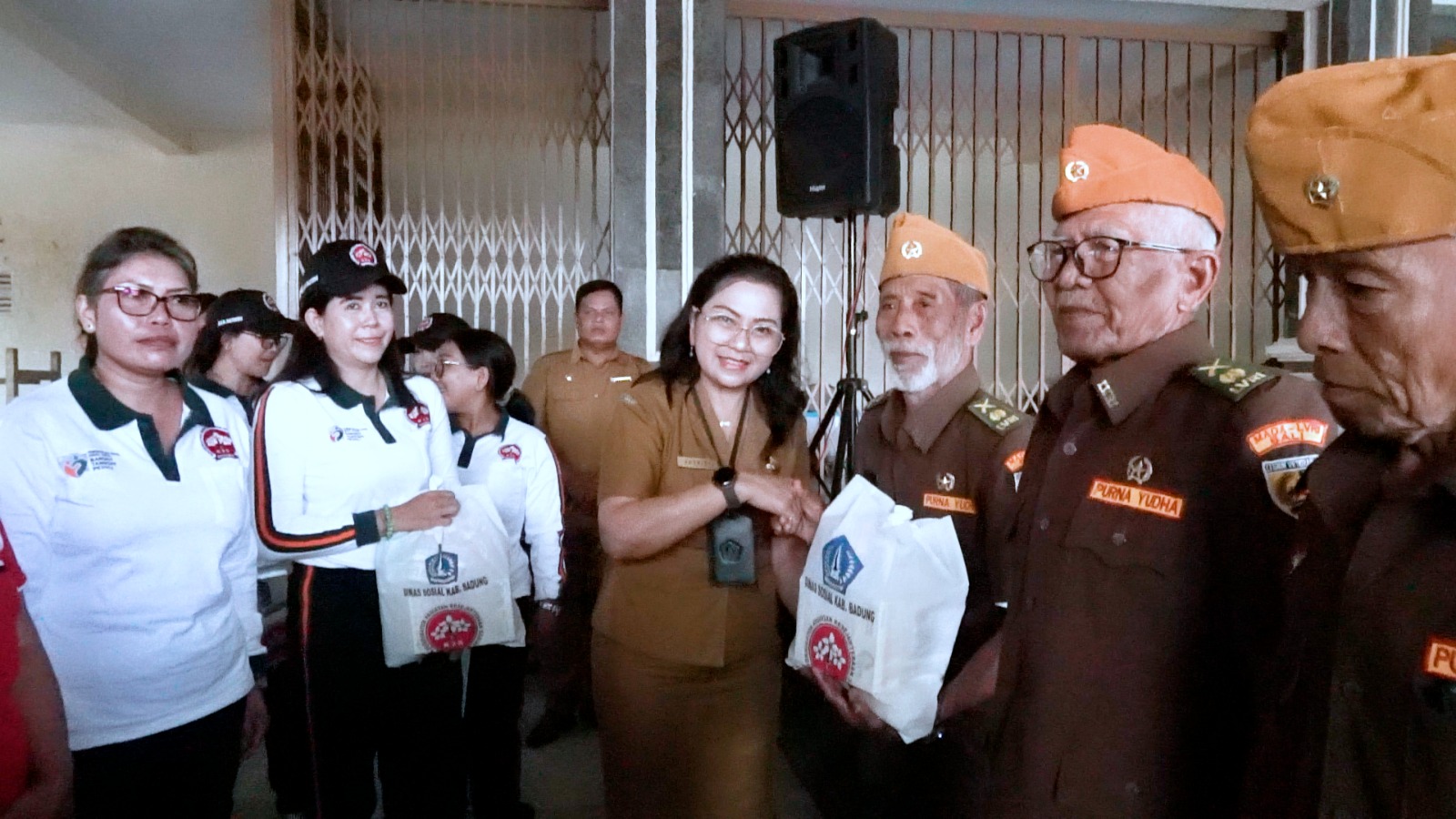 K3S Kabupaten Badung Serahkan Bingkisan Sembako Kepada 113 Veteran di Mengwi