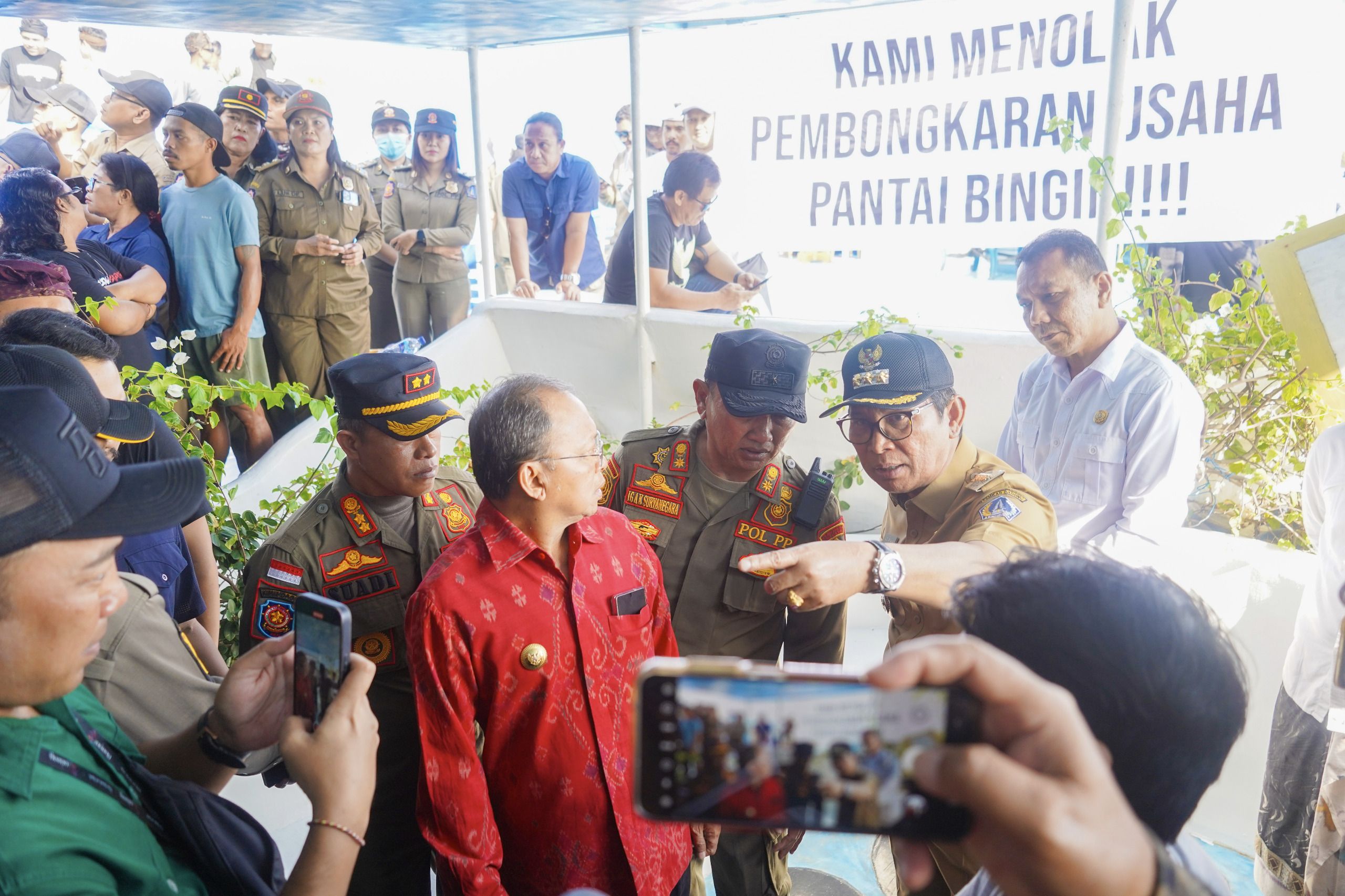 “Pecatu Bukan Tameng, Bupati Badung Robohkan Bangunan Melanggar”